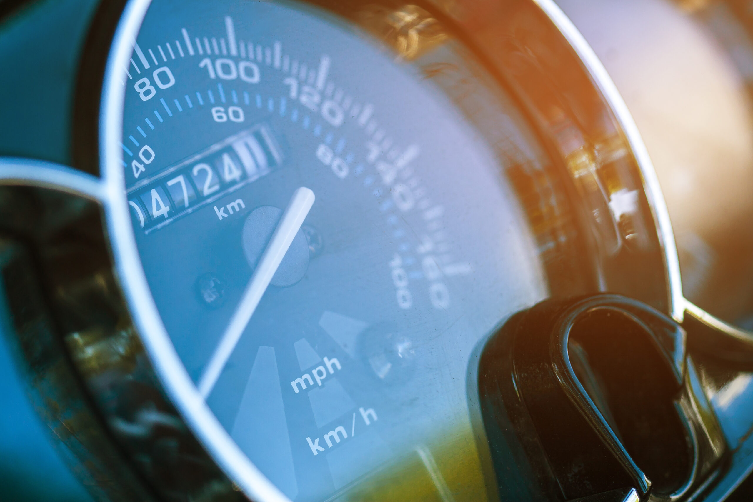 Round speedometer macro. The white arrow on the speedometer. The odometer